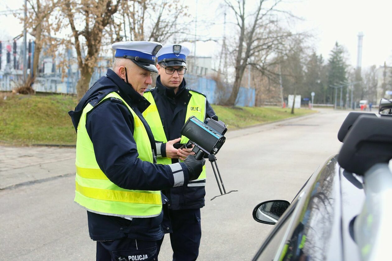 <p>W niedzielę patrol drog&oacute;wki można było spotkać na skrzyżowaniu ul. Mełgiewskiej i Projektowej w Lublinie. W poniedziałek policjanci planują zaś akcję &bdquo;Prędkość&rdquo;. Patroli na ulicach regionu będzie więc znacznie więcej</p>