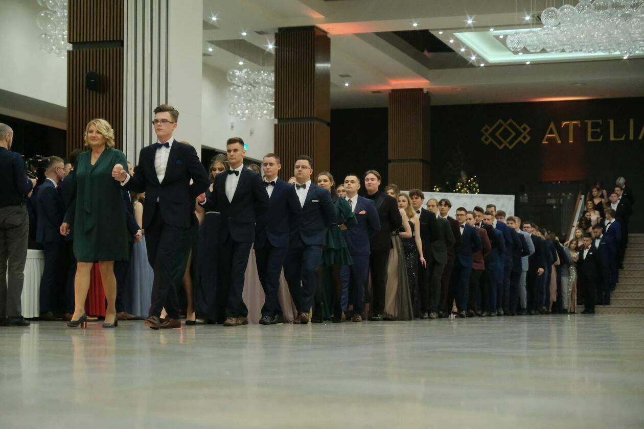  Studniówka maturzystów VIII LO na 210 osób w sali Atelia hotelu Luxor (zdjęcie 49) - Autor: Maciej Kaczanowski