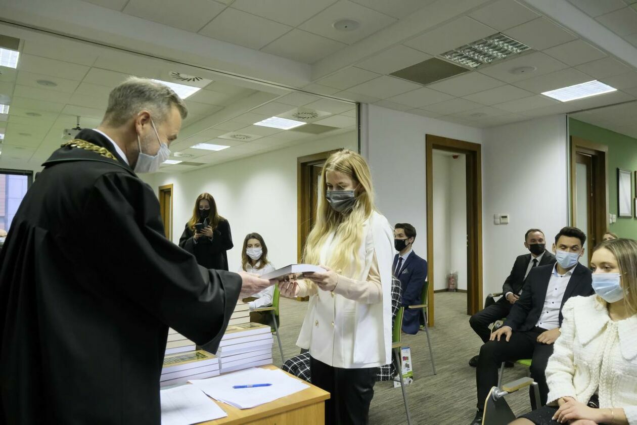  Ślubowanie aplikantów adwokackich przed Dziekanem Okręgowej Rady Adwokackiej  (zdjęcie 15) - Autor: Maciej Kaczanowski