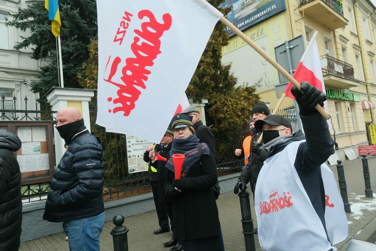  Pikieta kolejarzy z NSZZ Solidarność przed konsulatem Ukrainy (zdjęcie 11) - Autor: Maciej Kaczanowski