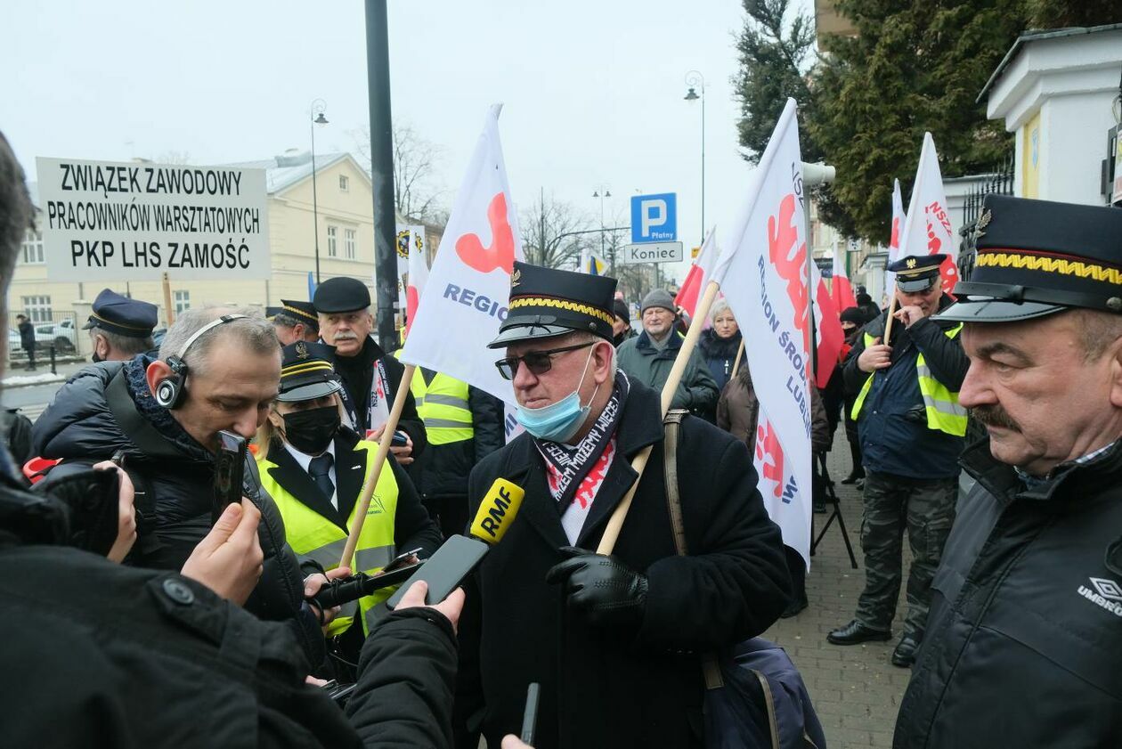  Pikieta kolejarzy z NSZZ Solidarność przed konsulatem Ukrainy (zdjęcie 8) - Autor: Maciej Kaczanowski