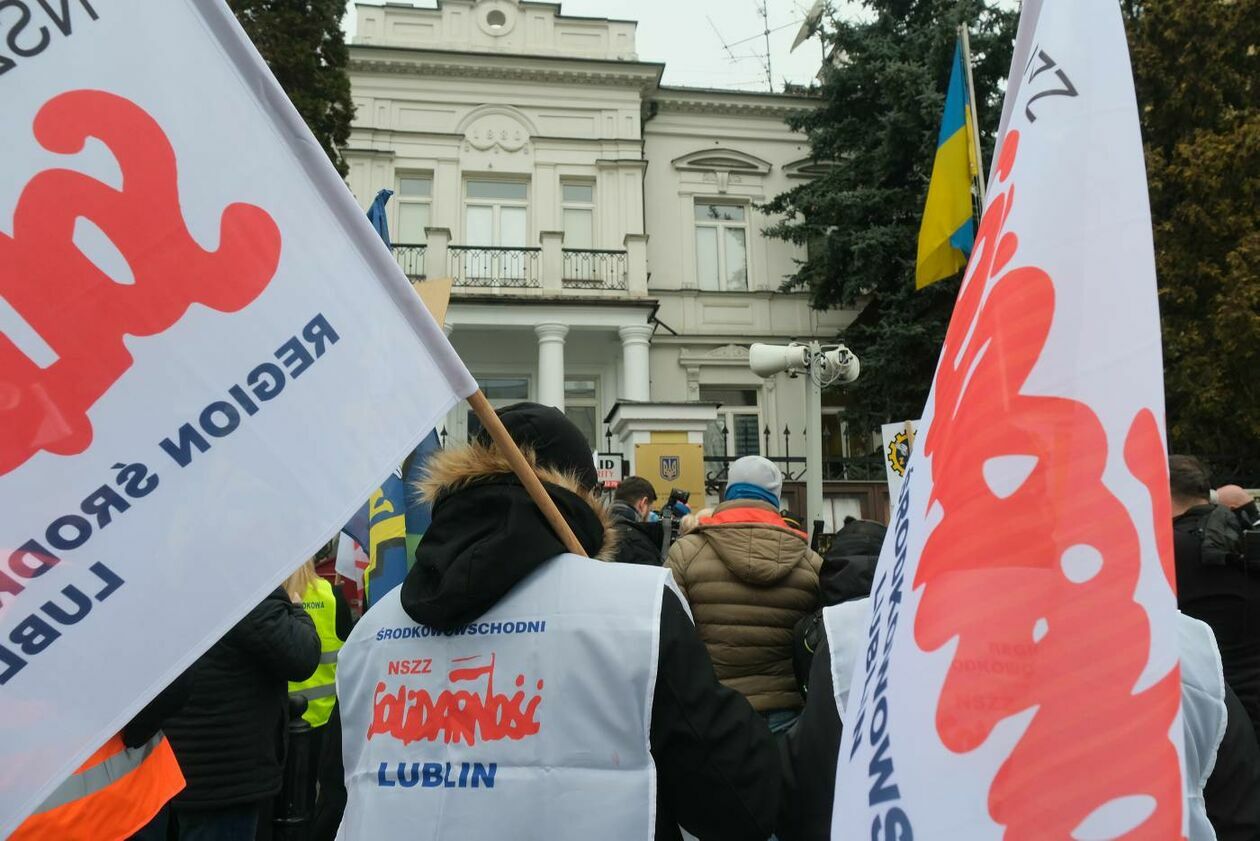  Pikieta kolejarzy z NSZZ Solidarność przed konsulatem Ukrainy (zdjęcie 12) - Autor: Maciej Kaczanowski