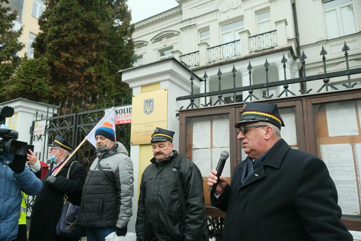  Pikieta kolejarzy z NSZZ Solidarność przed konsulatem Ukrainy (zdjęcie 13) - Autor: Maciej Kaczanowski