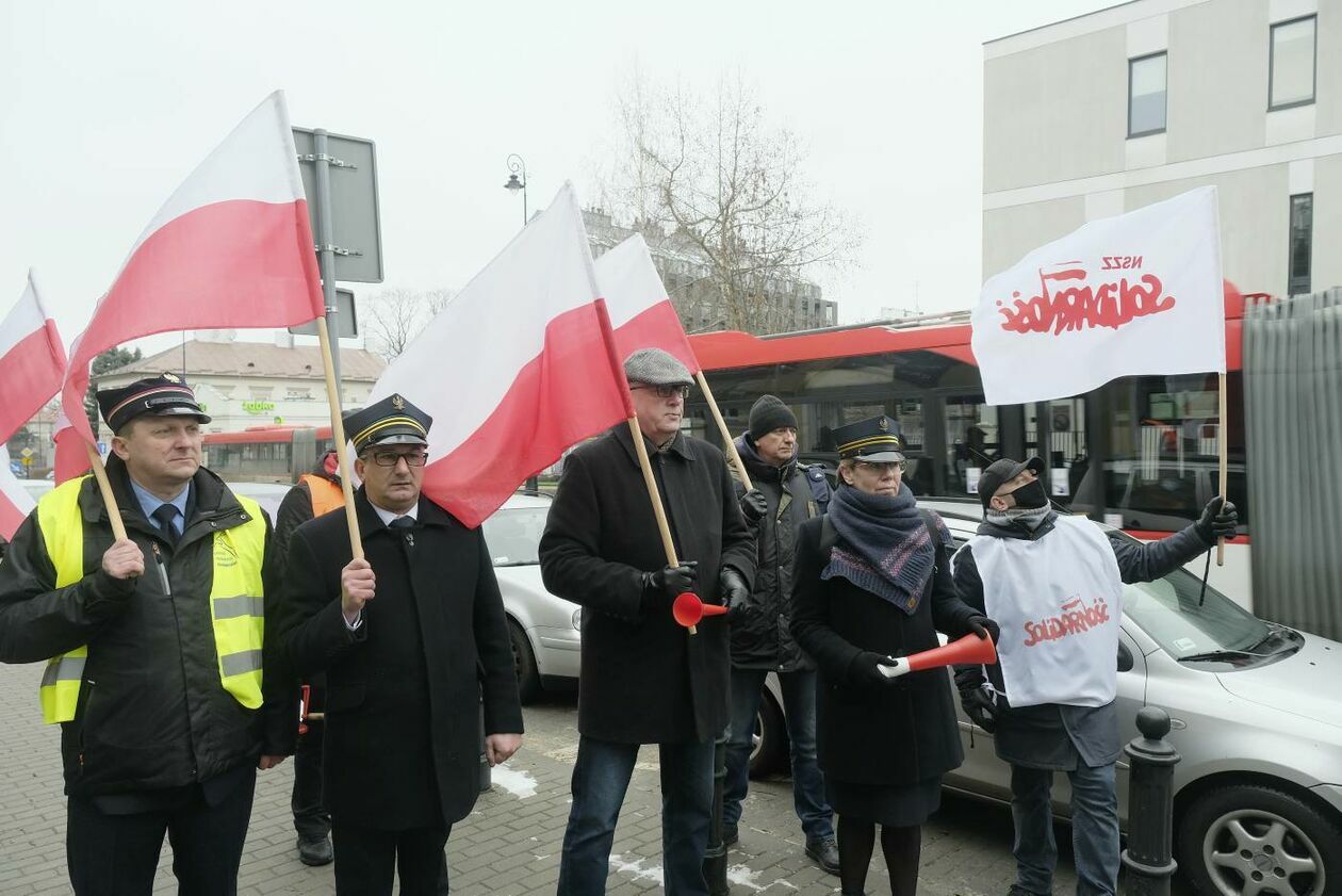  Pikieta kolejarzy z NSZZ Solidarność przed konsulatem Ukrainy (zdjęcie 9) - Autor: Maciej Kaczanowski