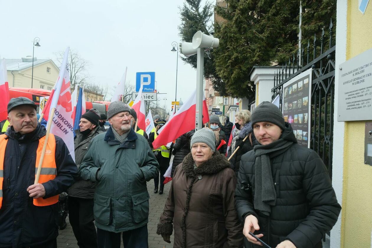  Pikieta kolejarzy z NSZZ Solidarność przed konsulatem Ukrainy (zdjęcie 3) - Autor: Maciej Kaczanowski