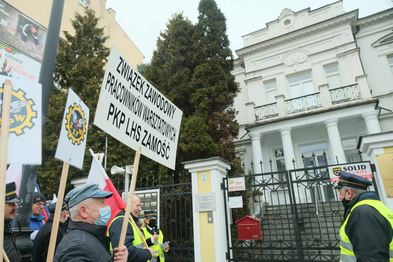  Pikieta kolejarzy z NSZZ Solidarność przed konsulatem Ukrainy (zdjęcie 2) - Autor: Maciej Kaczanowski