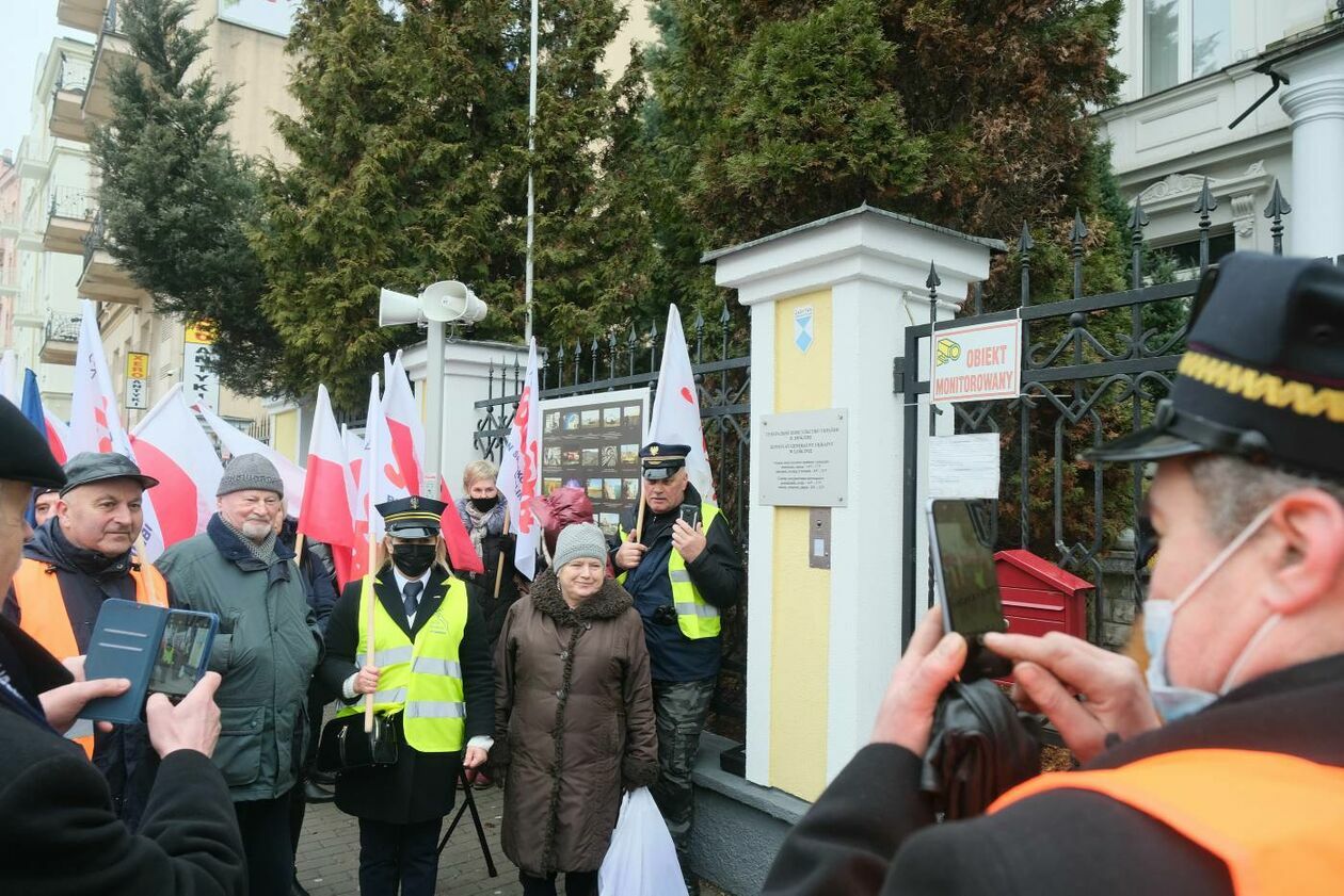  Pikieta kolejarzy z NSZZ Solidarność przed konsulatem Ukrainy (zdjęcie 7) - Autor: Maciej Kaczanowski