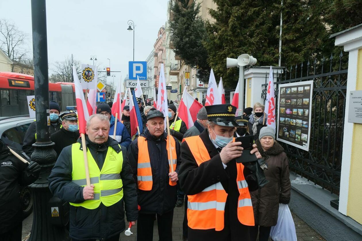  Pikieta kolejarzy z NSZZ Solidarność przed konsulatem Ukrainy (zdjęcie 5) - Autor: Maciej Kaczanowski
