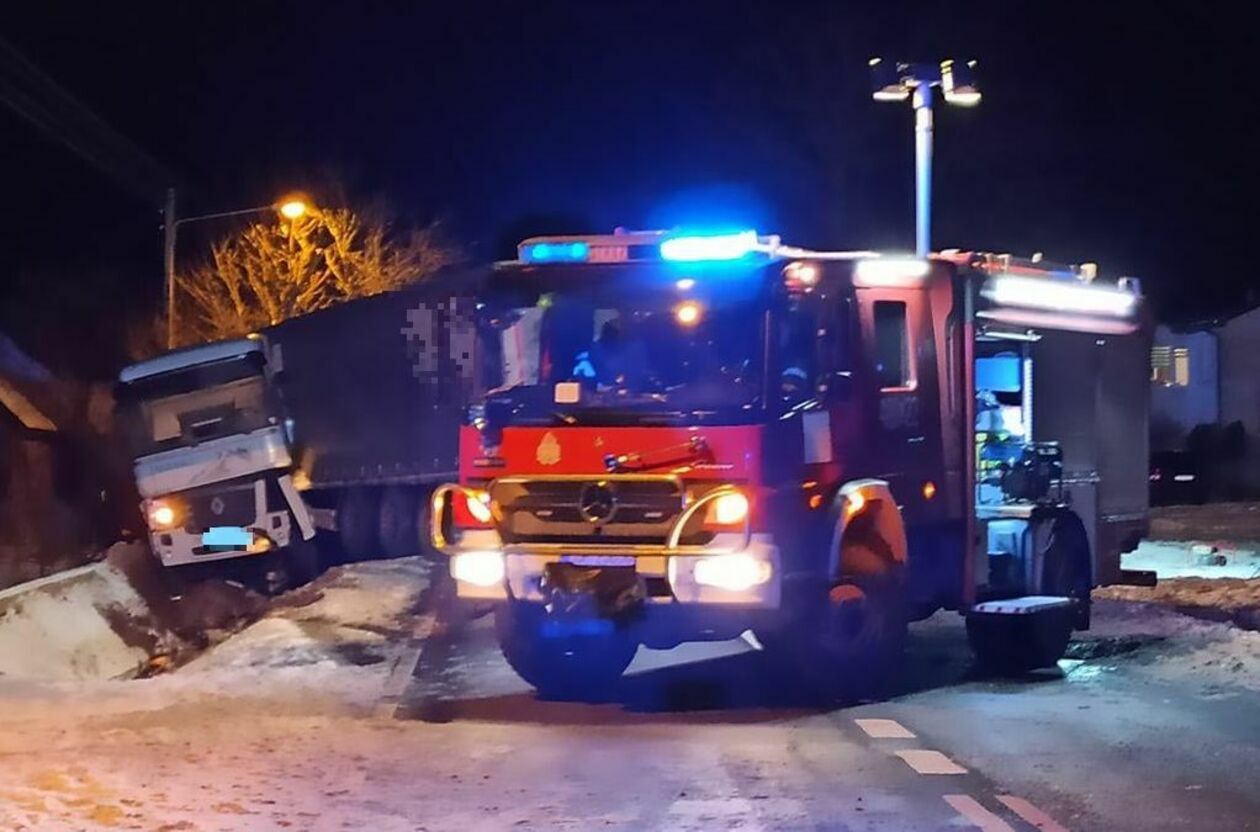 Ciężarówka przewożąca glikol wpadł do rowu w Ożarowie - Autor: KP PSP Opole Lubelskie/Facebook