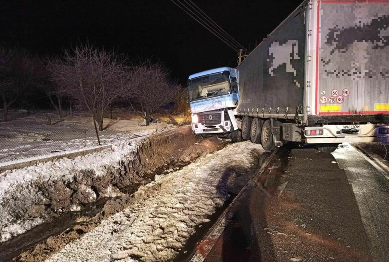  Ciężarówka przewożąca glikol wpadł do rowu w Ożarowie (zdjęcie 2) - Autor: KP PSP Opole Lubelskie/Facebook