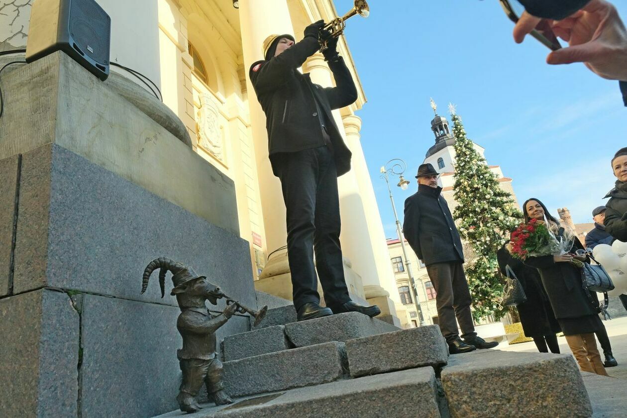 Koziołek Onufry gra na schodach ratusza - Autor: Maciej Kaczanowski