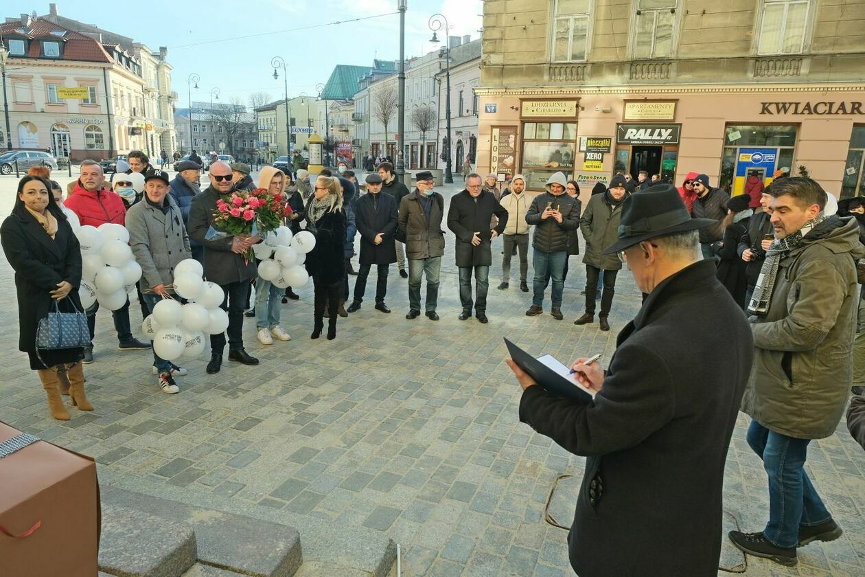 Koziołek Onufry gra na schodach ratusza