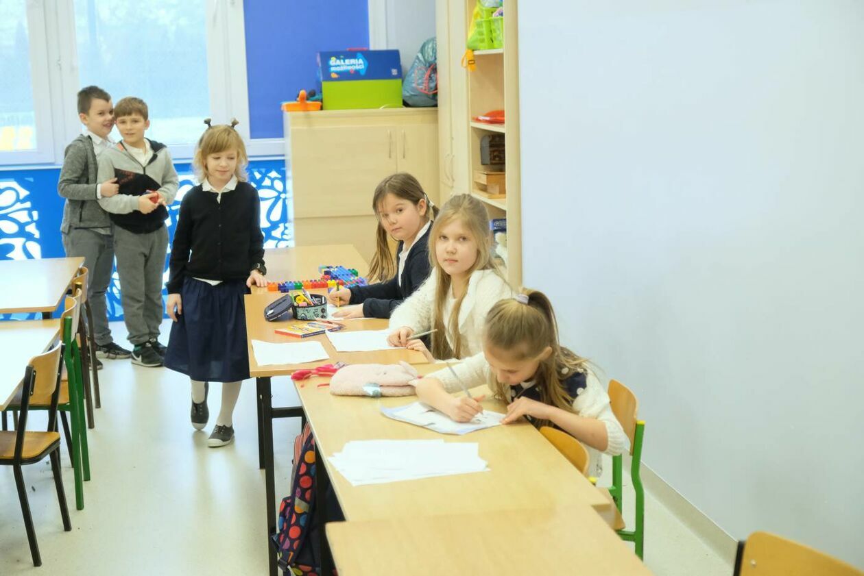  Oddanie do użytku dobudowanej części szkoły podstawowej w Snopkowie (zdjęcie 18) - Autor: Maciej Kaczanowski