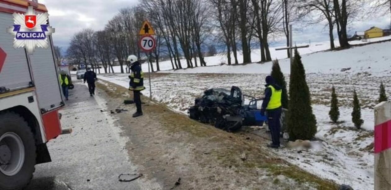  Zagrody. Tragiczny wypadek na drodze Lublin - Biłgoraj (zdjęcie 1) - Autor: Policja