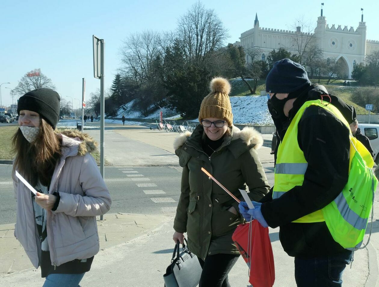  Policjanci z drogówki wspólnie z WORD Lublin rozdawali przechodniom opaski odblaskowe (zdjęcie 11) - Autor: Maciej Kaczanowski