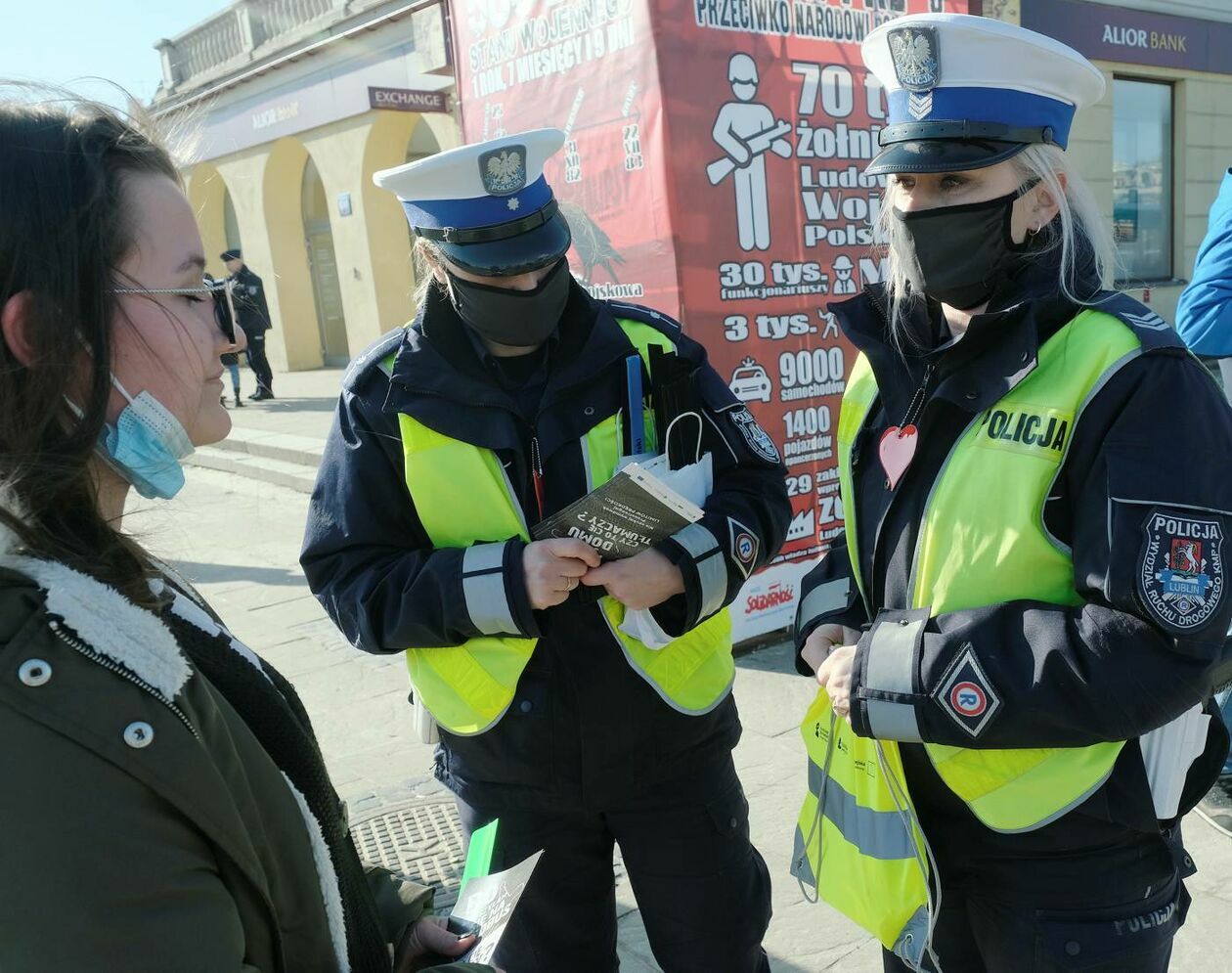  Policjanci z drogówki wspólnie z WORD Lublin rozdawali przechodniom opaski odblaskowe (zdjęcie 12) - Autor: Maciej Kaczanowski