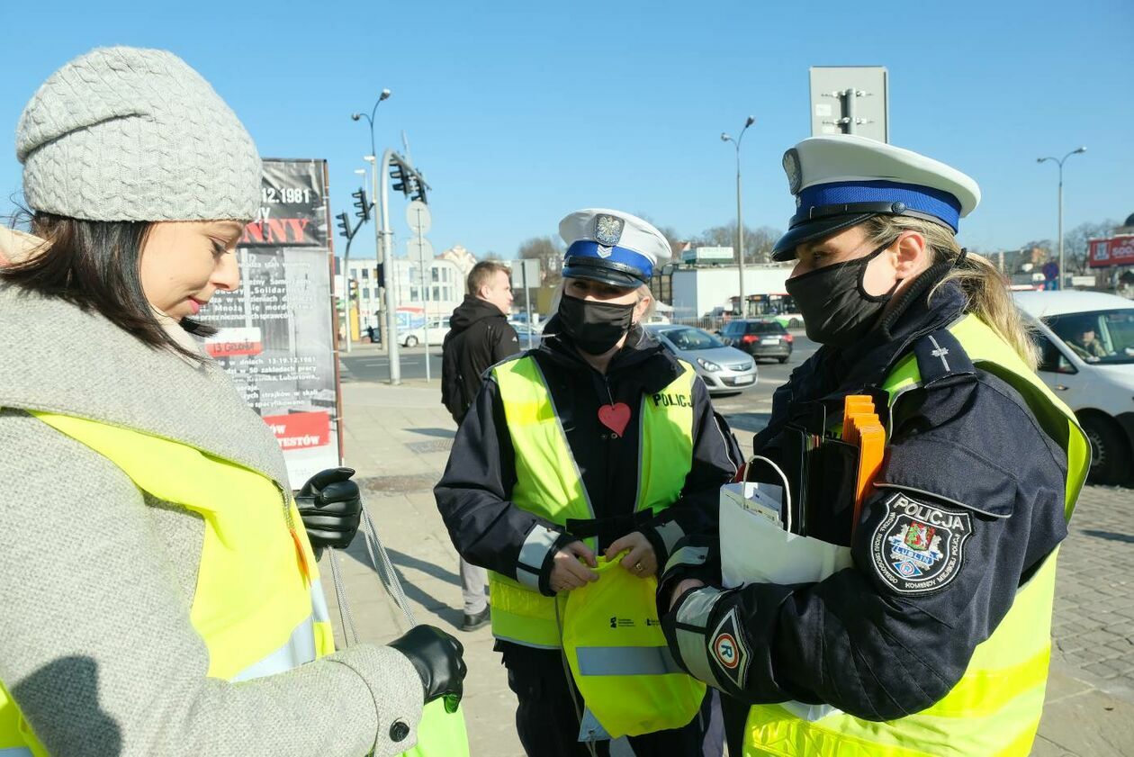 Policjanci z drogówki wspólnie z WORD Lublin rozdawali przechodniom opaski odblaskowe