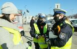 Policjanci z drogówki wspólnie z WORD Lublin rozdawali przechodniom opaski odblaskowe (zdjęcie 2)