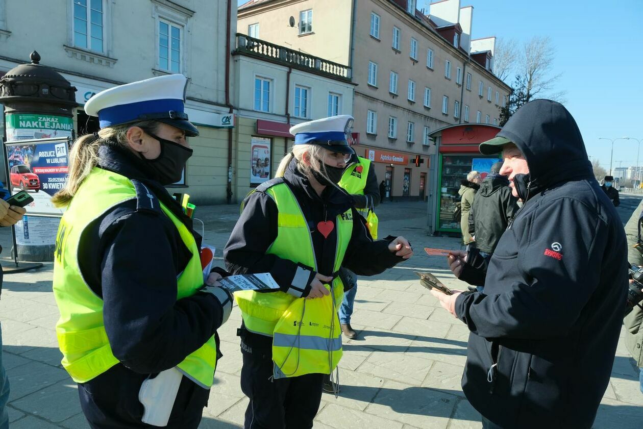  Policjanci z drogówki wspólnie z WORD Lublin rozdawali przechodniom opaski odblaskowe (zdjęcie 1) - Autor: Maciej Kaczanowski