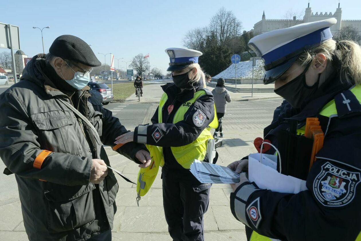  Policjanci z drogówki wspólnie z WORD Lublin rozdawali przechodniom opaski odblaskowe (zdjęcie 5) - Autor: Maciej Kaczanowski