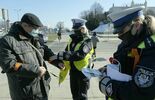 Policjanci z drogówki wspólnie z WORD Lublin rozdawali przechodniom opaski odblaskowe (zdjęcie 5)