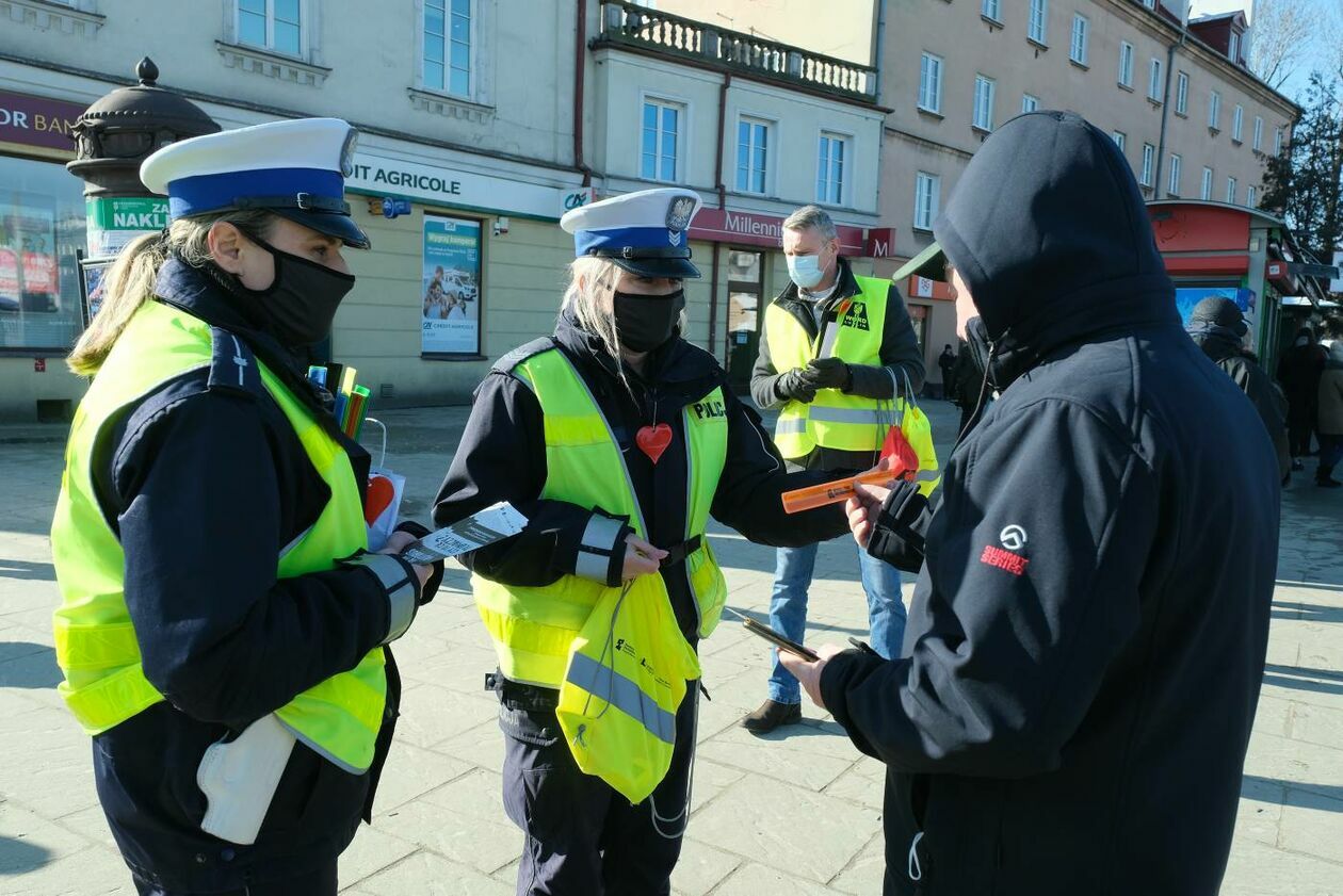  Policjanci z drogówki wspólnie z WORD Lublin rozdawali przechodniom opaski odblaskowe (zdjęcie 14) - Autor: Maciej Kaczanowski
