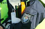 Policjanci z drogówki wspólnie z WORD Lublin rozdawali przechodniom opaski odblaskowe (zdjęcie 3)