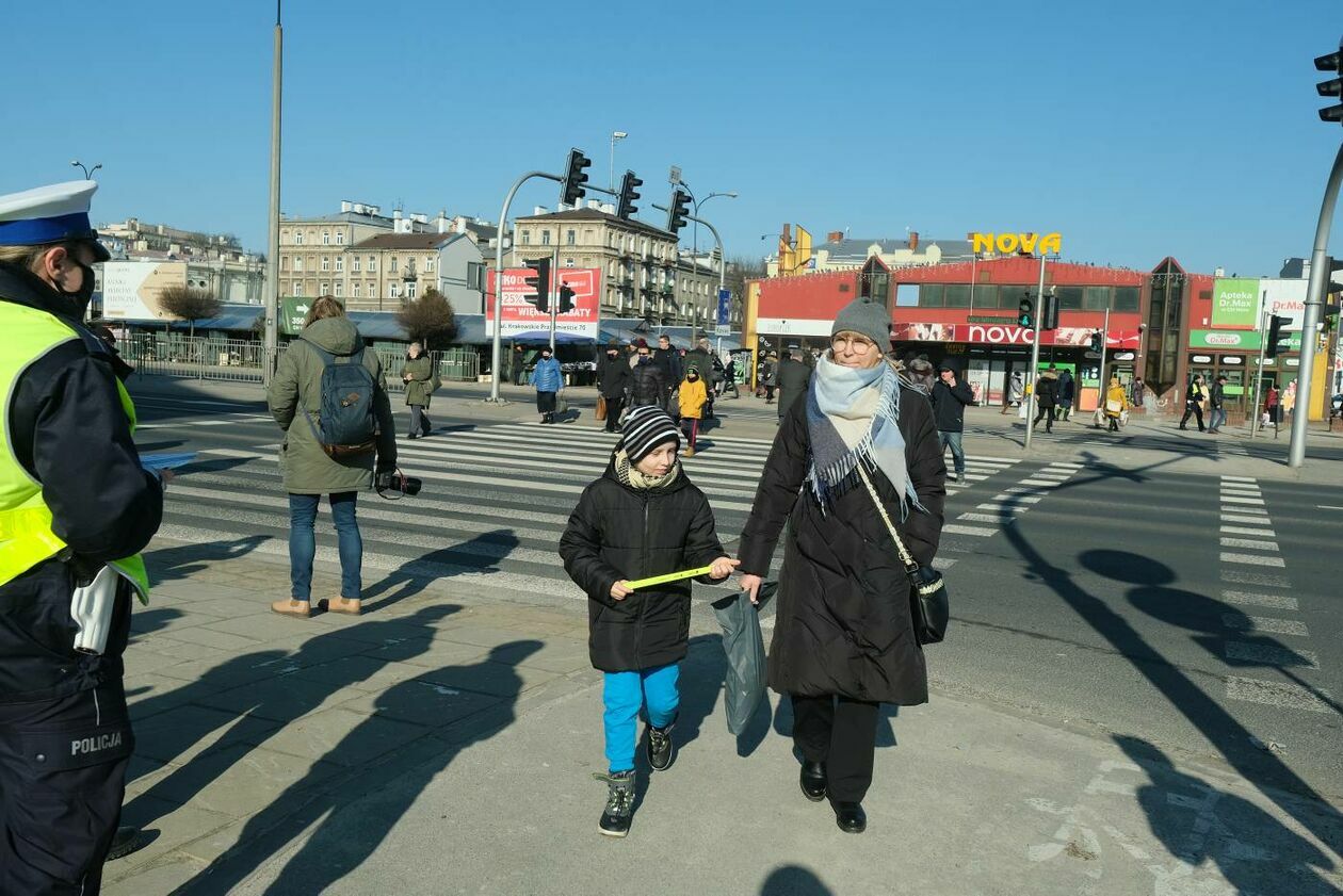  Policjanci z drogówki wspólnie z WORD Lublin rozdawali przechodniom opaski odblaskowe (zdjęcie 13) - Autor: Maciej Kaczanowski