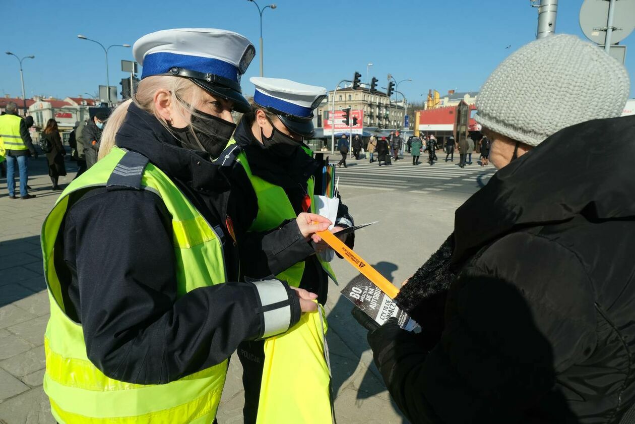  Policjanci z drogówki wspólnie z WORD Lublin rozdawali przechodniom opaski odblaskowe (zdjęcie 4) - Autor: Maciej Kaczanowski