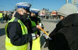 Policjanci z drogówki wspólnie z WORD Lublin rozdawali przechodniom opaski odblaskowe (zdjęcie 4)
