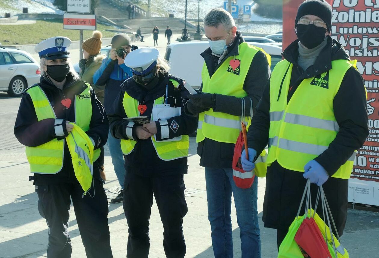 Policjanci z drogówki wspólnie z WORD Lublin rozdawali przechodniom opaski odblaskowe (zdjęcie 10) - Autor: Maciej Kaczanowski