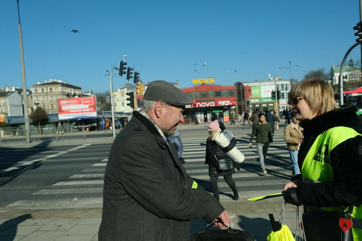  Policjanci z drogówki wspólnie z WORD Lublin rozdawali przechodniom opaski odblaskowe (zdjęcie 8) - Autor: Maciej Kaczanowski