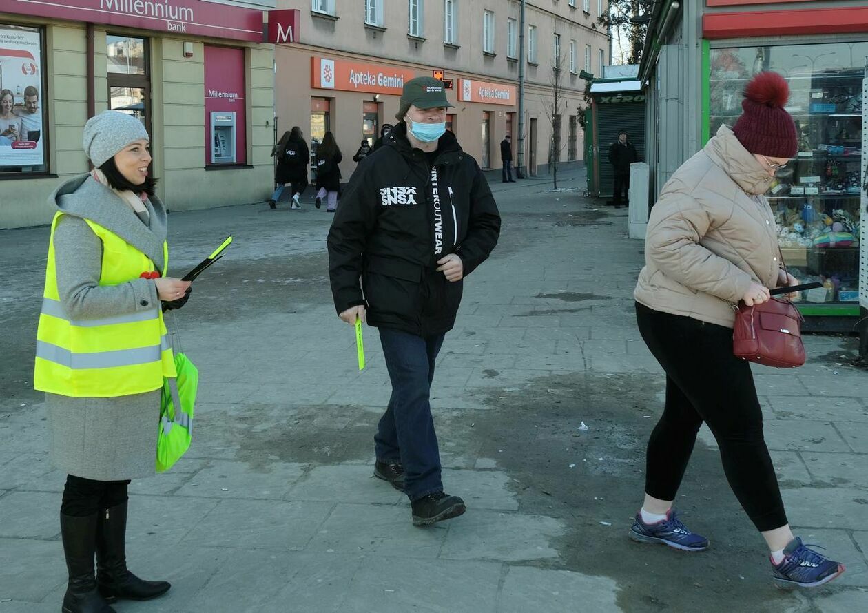  Policjanci z drogówki wspólnie z WORD Lublin rozdawali przechodniom opaski odblaskowe (zdjęcie 7) - Autor: Maciej Kaczanowski