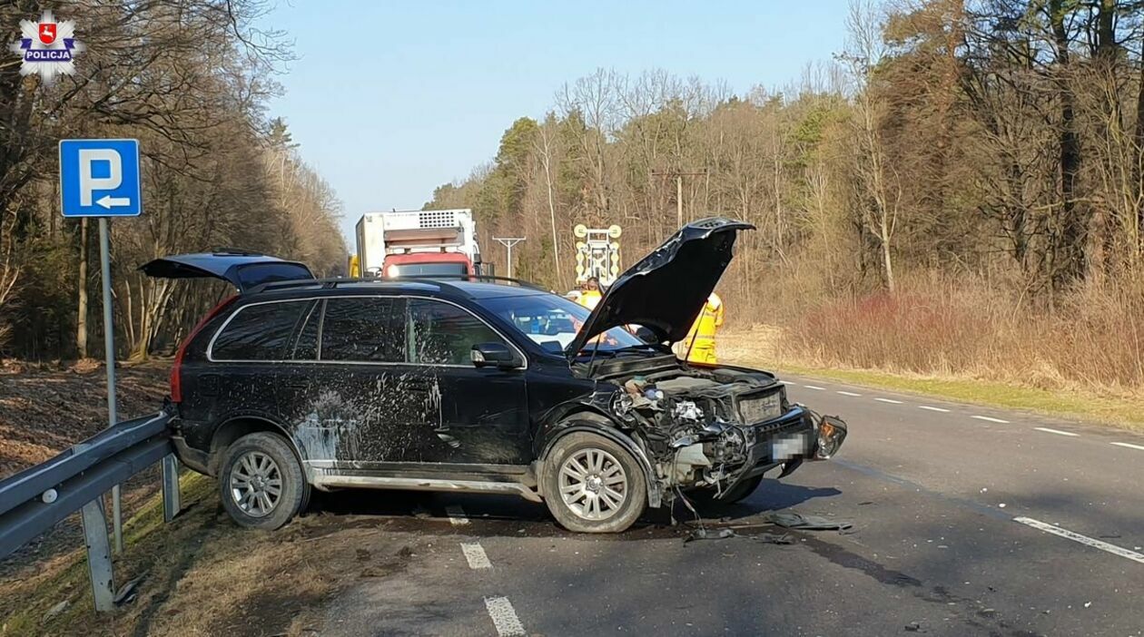  Dąbrowa Tomaszowska. Wypadek na drodze nr 17 (zdjęcie 1) - Autor: Policja