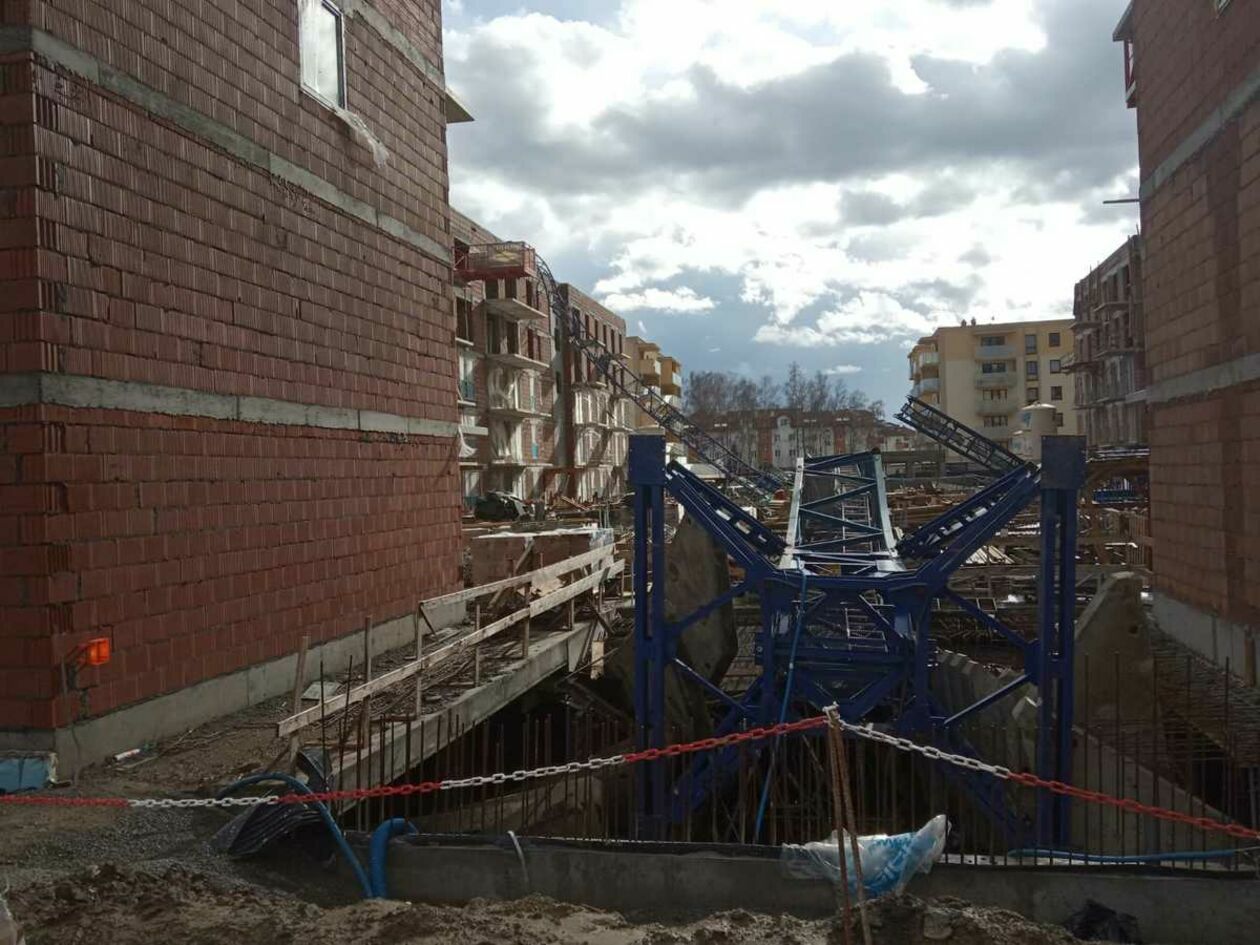  Dźwig przewrócił się w Krakowie. Są ofiary śmiertelne (zdjęcie 1) - Autor: Policja