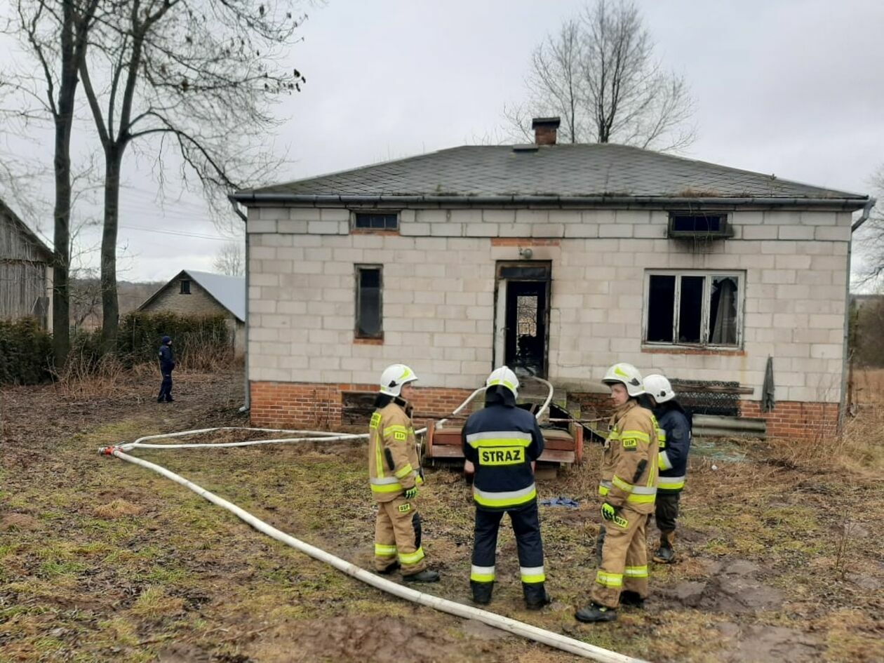  Pożar domu w Suchowoli (zdjęcie 6) - Autor: Komenda Miejska PSP w Zamościu/Facebook