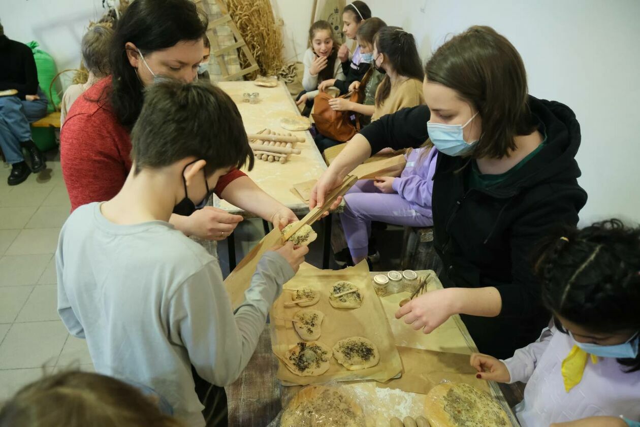  Ferie dla dzieci uchodźców w muzeum cebularza (zdjęcie 45) - Autor: Maciej Kaczanowski