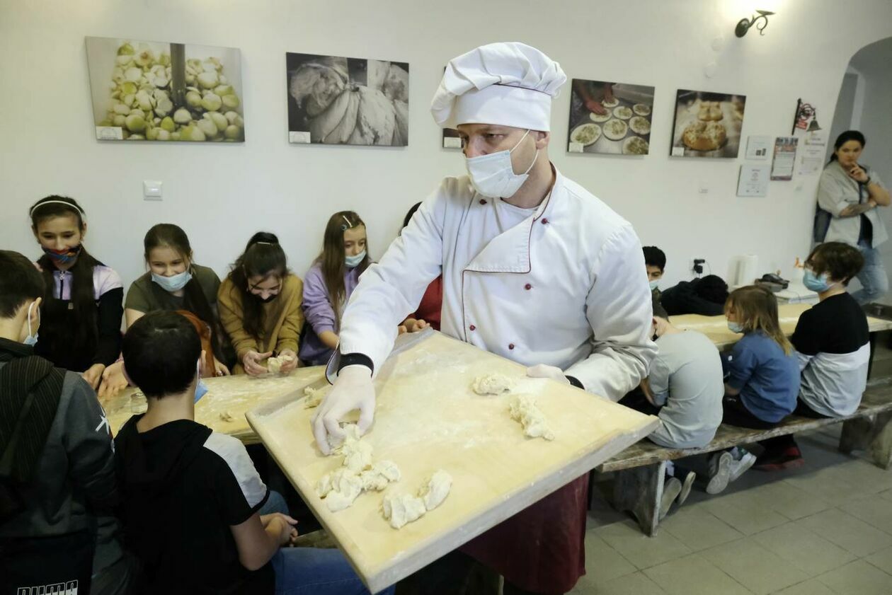  Ferie dla dzieci uchodźców w muzeum cebularza (zdjęcie 20) - Autor: Maciej Kaczanowski