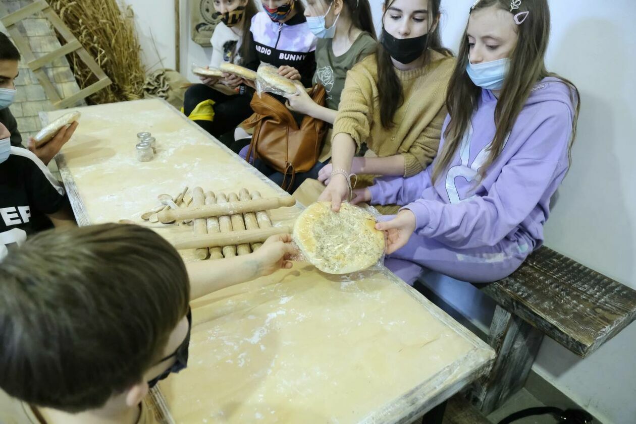  Ferie dla dzieci uchodźców w muzeum cebularza (zdjęcie 38) - Autor: Maciej Kaczanowski