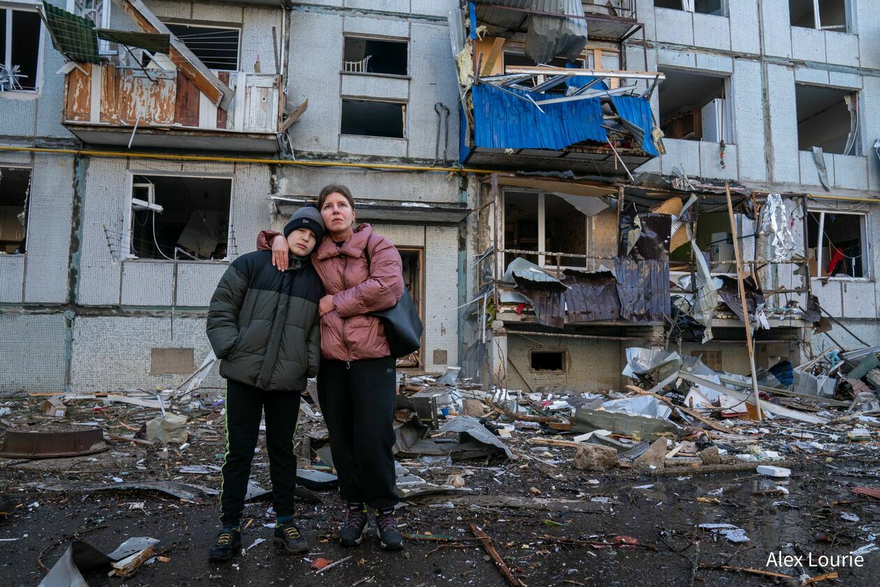 Ostrzał bloku w Czuhujewie  - Autor: https://www.instagram.com/alexlourie.photo/