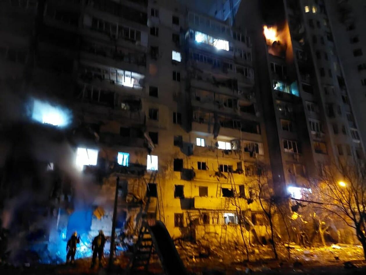 <p>Poranny pożar bloku w Kijowie, na kt&oacute;ry spadły najprawdopodobniej szczątki zestrzelonego samolotu</p>