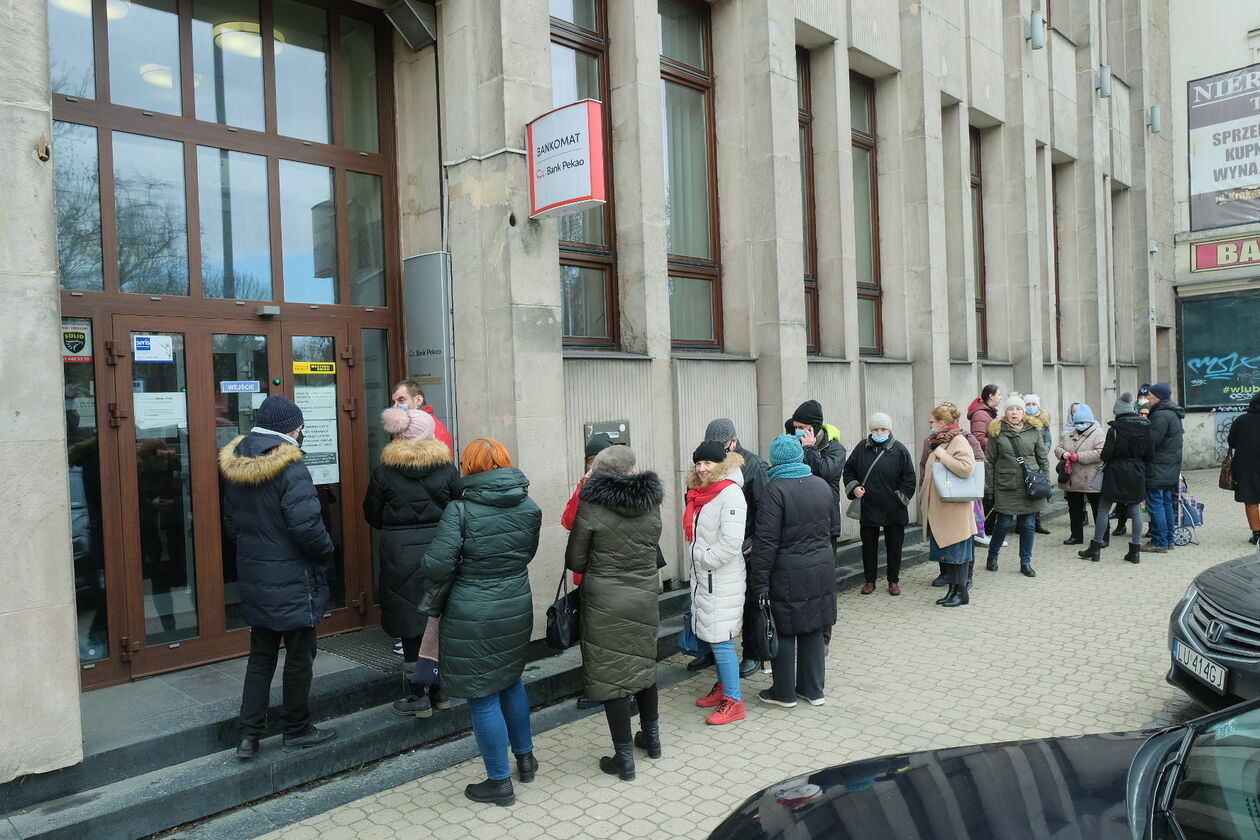  Kolejki przed bankomatami w Lublinie (zdjęcie 2) - Autor: Maciej Kaczanowski