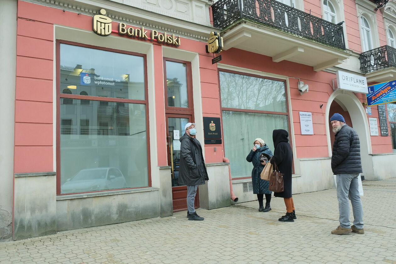  Kolejki przed bankomatami w Lublinie (zdjęcie 3) - Autor: Maciej Kaczanowski