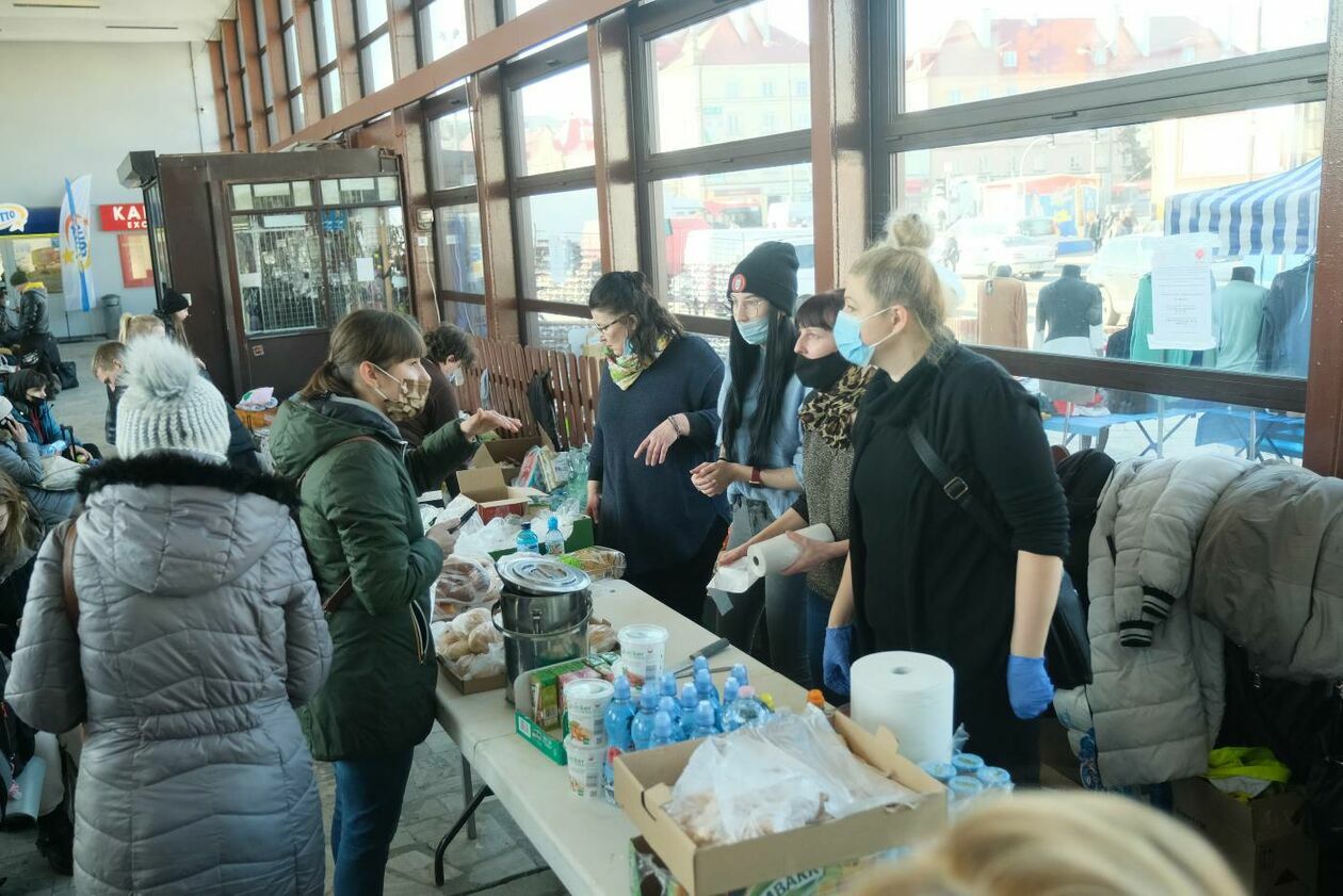  Pracownicy Lubelskich Dworców pomagają uchodżcom z Ukrainy (zdjęcie 32) - Autor: Maciej Kaczanowski