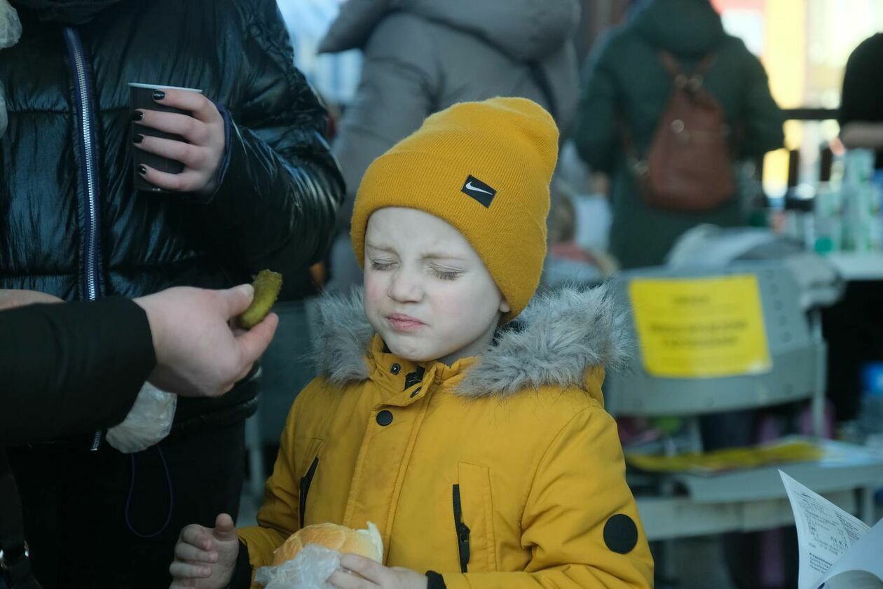  Pracownicy Lubelskich Dworców pomagają uchodżcom z Ukrainy (zdjęcie 29) - Autor: Maciej Kaczanowski