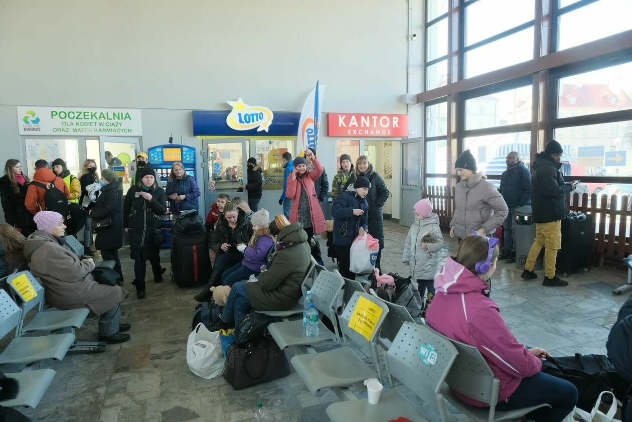  Pracownicy Lubelskich Dworców pomagają uchodżcom z Ukrainy (zdjęcie 2) - Autor: Maciej Kaczanowski