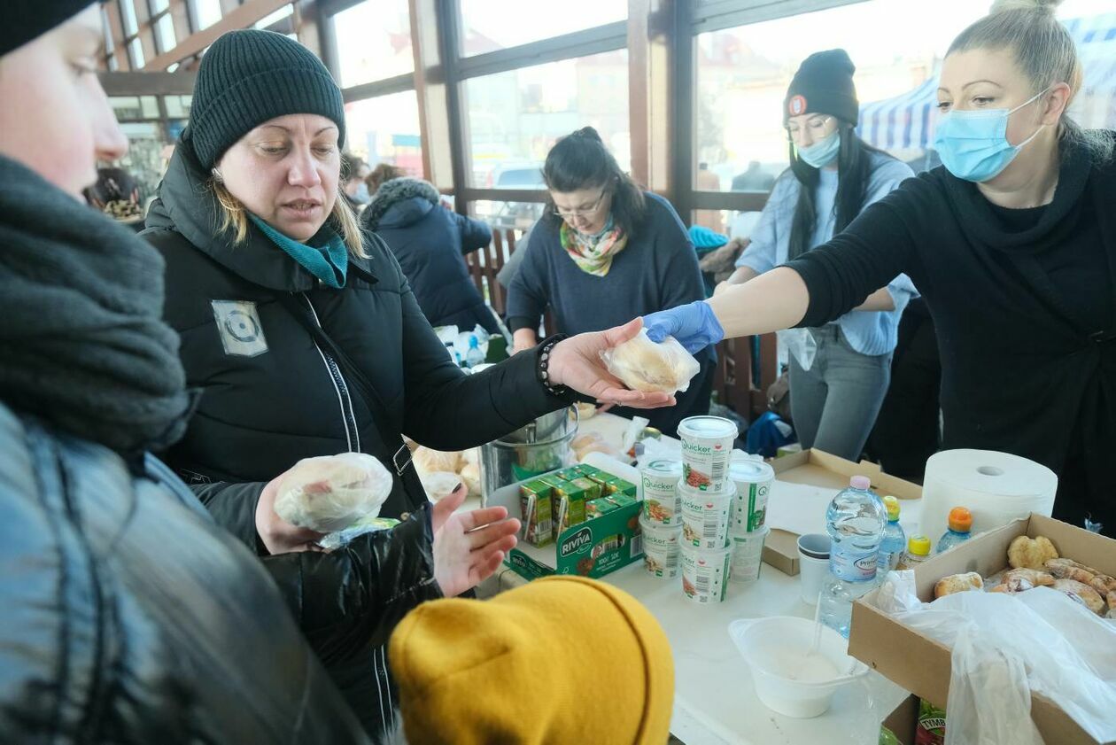 Pracownicy Lubelskich Dworców pomagają uchodżcom z Ukrainy - Autor: Maciej Kaczanowski
