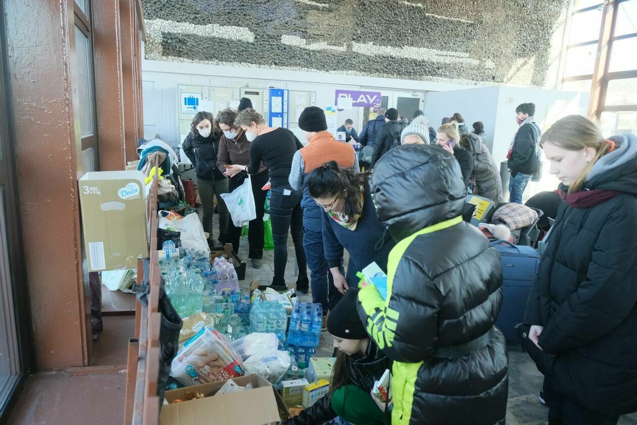  Pracownicy Lubelskich Dworców pomagają uchodżcom z Ukrainy (zdjęcie 20) - Autor: Maciej Kaczanowski