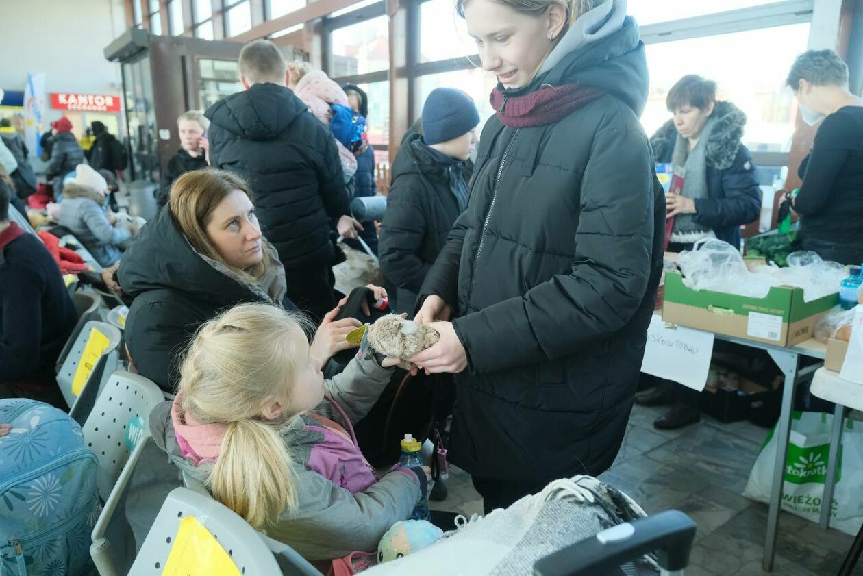  Pracownicy Lubelskich Dworców pomagają uchodżcom z Ukrainy (zdjęcie 14) - Autor: Maciej Kaczanowski