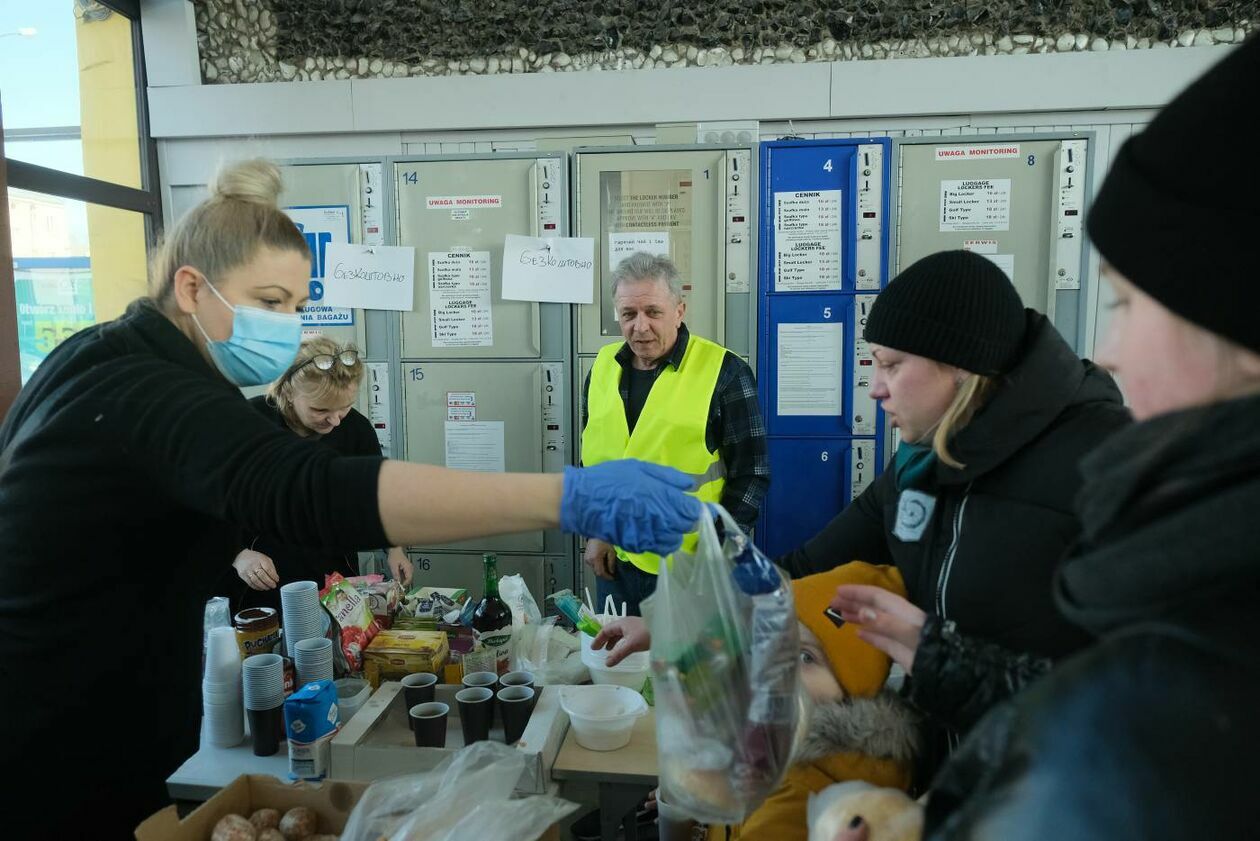 Pracownicy Lubelskich Dworców pomagają uchodżcom z Ukrainy (zdjęcie 13) - Autor: Maciej Kaczanowski